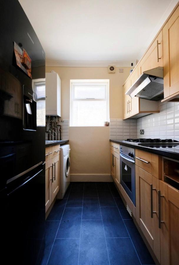 E11 Bright & Spacious 2 Bedroom Flat London Luaran gambar