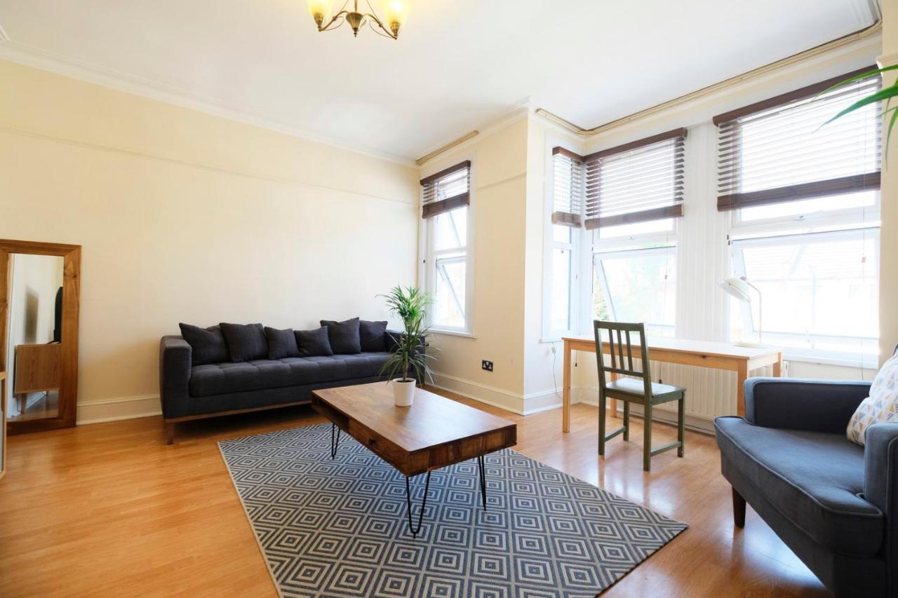 E11 Bright & Spacious 2 Bedroom Flat London Luaran gambar