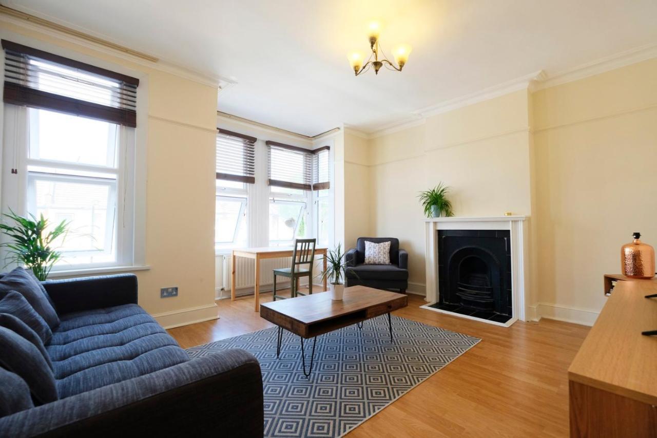 E11 Bright & Spacious 2 Bedroom Flat London Luaran gambar